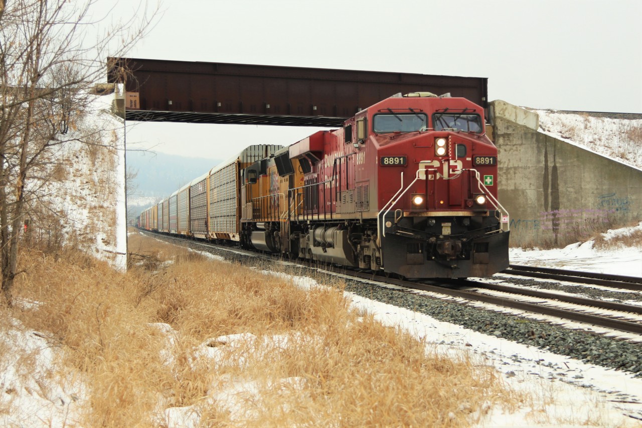 With the fog hanging over the Niagara escarpment in the background, CP 8891 leads UP 4936 under the CN overpass in Milton. I was hoping for an over/under shot but no CN's were to be found. Luck of the draw.