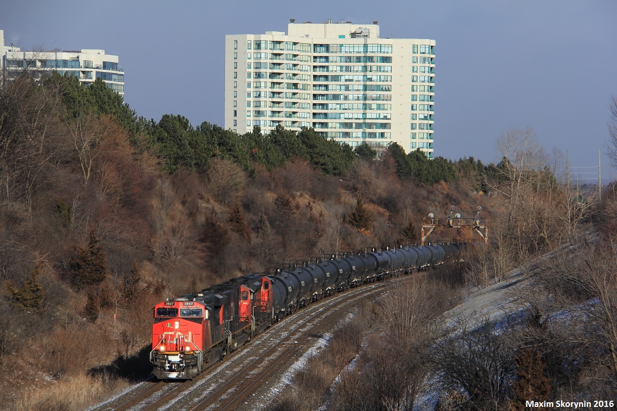 A fresh looking ES44AC leads train M305 past Hilda Ave, with a fair variety in the consist, having an SD75I, an SD70M-2, and a ET44AC (Tier 4) as mid DPU.