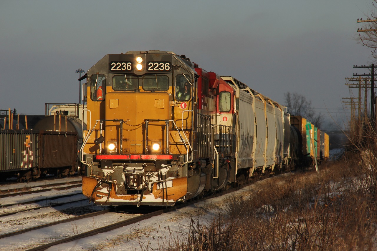 GEXR 580 creeps into Kitchener after completing its work in Guelph. Power is LLPX 2236 and RLK 4095. It was nice to have a winter day of full sunshine for a change so I felt compelled to take advantage of the late afternoon winter light and get GEXR 580 and/or GEXR 431 coming into Kitchener. I managed a shot of 580 only as 431 was not heard on the CTC and had to "taxi the rest of the way home" according to the radio. Time - 16:30.