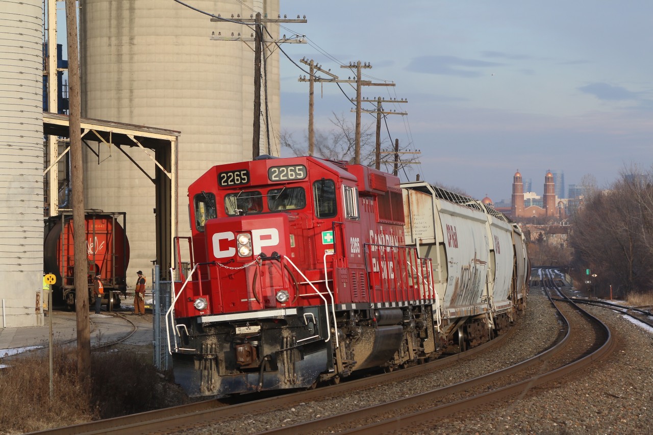 A rare single unit CP T14 prepares to lift covered hoppers at Ardent Mills (formerly Kraft) in Streetsville, while the crew readies the cars for lifting.