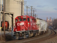 A rare single unit CP T14 prepares to lift covered hoppers at Ardent Mills (formerly Kraft) in Streetsville, while the crew readies the cars for lifting.