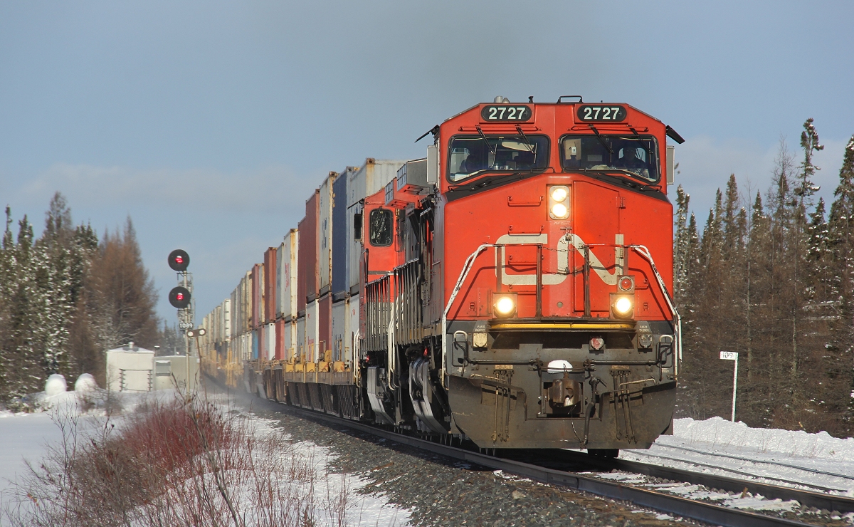 CN Q114 rolls on down through Isis with the most confusing CN engine at the helm. The "CN" 2727, CN 2600 trailing. All other 2700 units have a small "IC" and throw off many newer employee's.