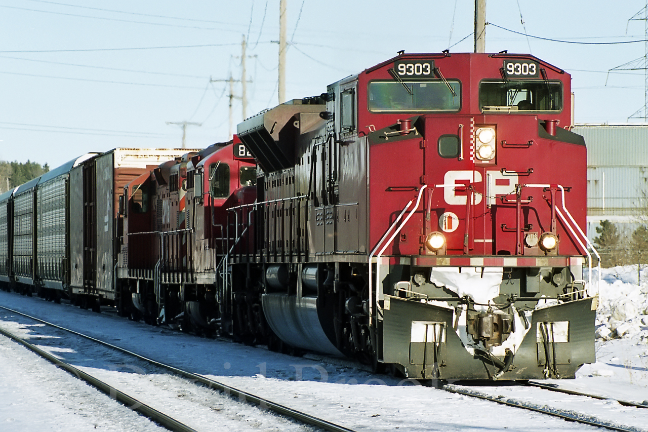 This was the other. The 2 GP9's trailing are tiny by comparison. A rather unhappy crew worked around Cambridge until dark before continuing west; the 9's probably for the next days Sprint.
