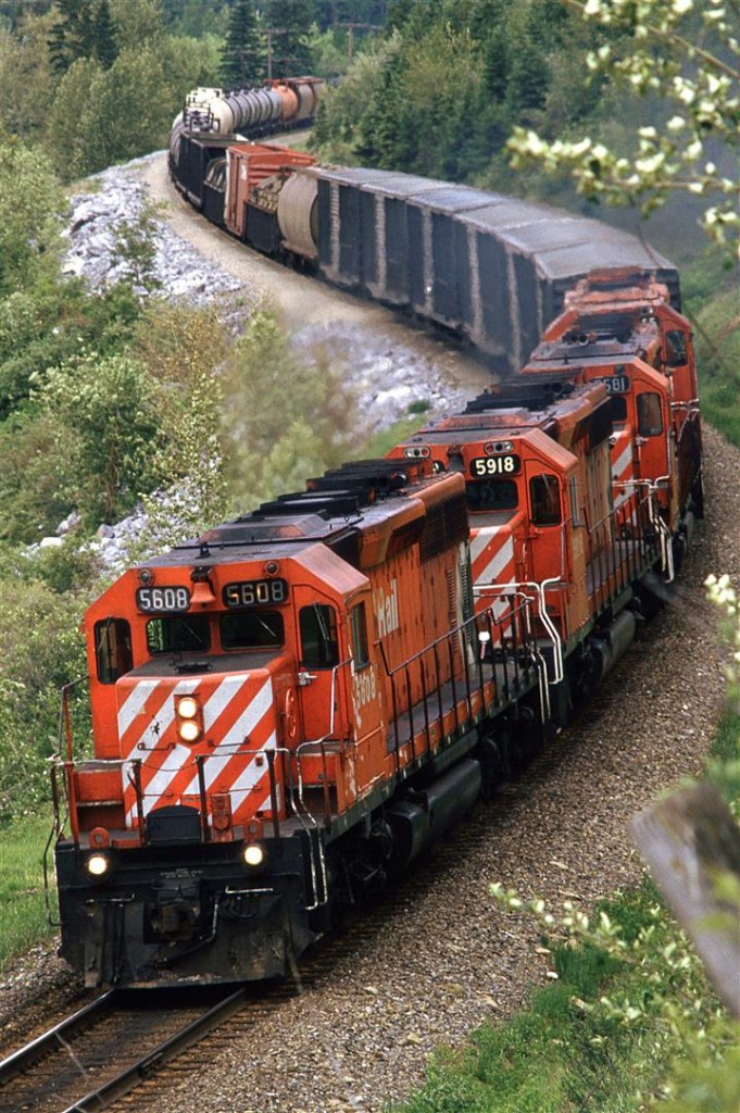 A westbound manifest train runs through the S-curve just east of Brickburn siding.