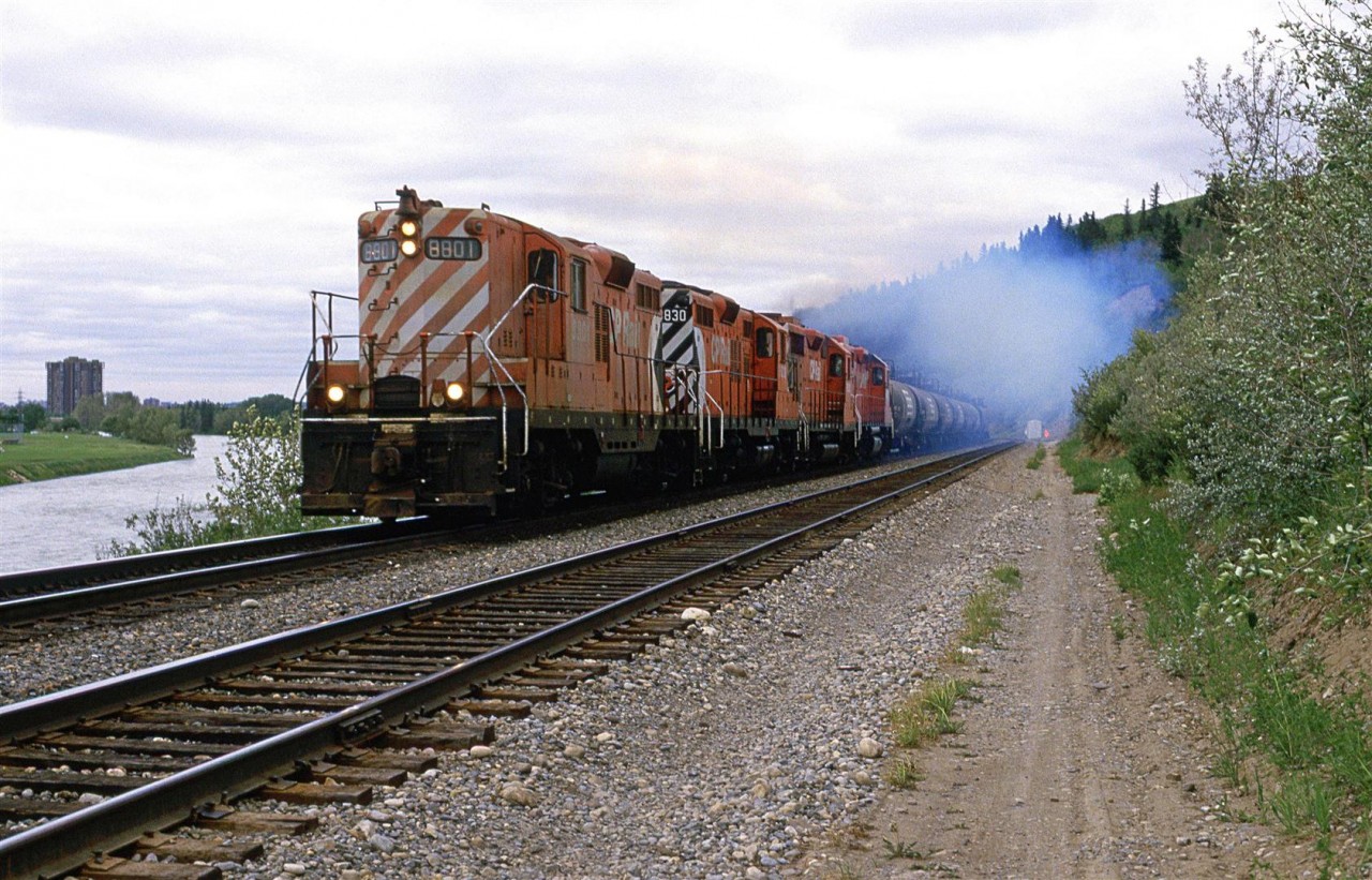 The "Exshaw Turn" would run the same power set for a few days, before it would be changed out. I suspected that the high-nose Geep would be leading and that it would also have a smoker. Unfortunately, I could not get a sunny day.
Here it is alongside the Brickburn siding.