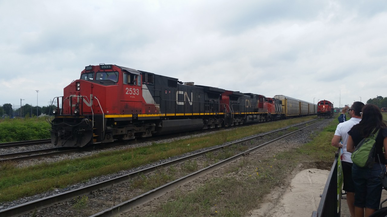 Le cn 401 quitte le triage de joffre a charny avec la locomotive 2533 en tête du train suivi de la 2531 et 4795 la photo a été prise lors de la journée familiale du cn a charny