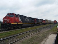 Le cn 401 quitte le triage de joffre a charny avec la locomotive 2533 en tête du train suivi de la 2531 et 4795 la photo a été prise lors de la journée familiale du cn a charny  