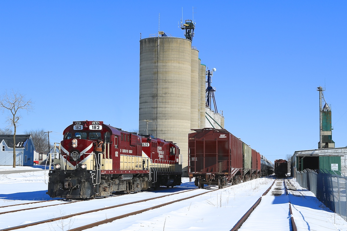 OSRX 182 and 1620 are seen here running around their train while working in Courtland at the Cargill facility.  Today they brought in a handful of hoppers for the fertilizer plant and also a number of oil tank cars which will be stored east of here.  In my opinion there isn't much better than railfanning the OSR; friendly people, interesting operations and great MLW/GMD power!