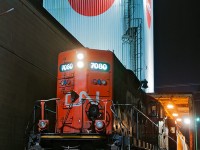 <b>Sweet shot !</b> The night job from Oakville spots up two loaded sugar cars in track M648 at Lantic.