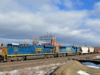 <b>Steerable trucks.</b> CN 327 is through Dorval with a fairly new ES44AH (CSXT 3181) & SD70MAC 4791 as power. While most GEVO's built have the factory standard hi-adhesion trucks, some railways have specified steerable trucks for certain orders, including this batch of CSXT ES44AH's.