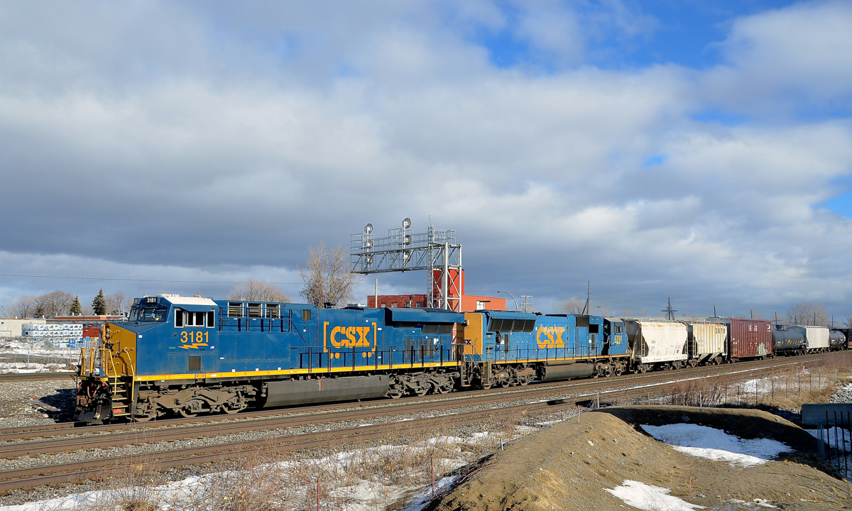 Steerable trucks. CN 327 is through Dorval with a fairly new ES44AH (CSXT 3181) & SD70MAC 4791 as power. While most GEVO's built have the factory standard hi-adhesion trucks, some railways have specified steerable trucks for certain orders, including this batch of CSXT ES44AH's.