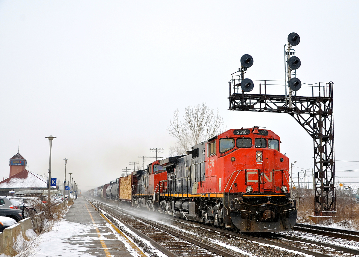 Dorval Dash9 duo with a difference. CN 368 has a pair of Dash9's (CN 2516 & CN 2595) arranged elephant style as it speeds by VIA's Dorval Station. The lead unit is a Dash9-44CWL with its distinctive 4-piece windshield while the trailing unit is a more conventional Dash9-44CW.