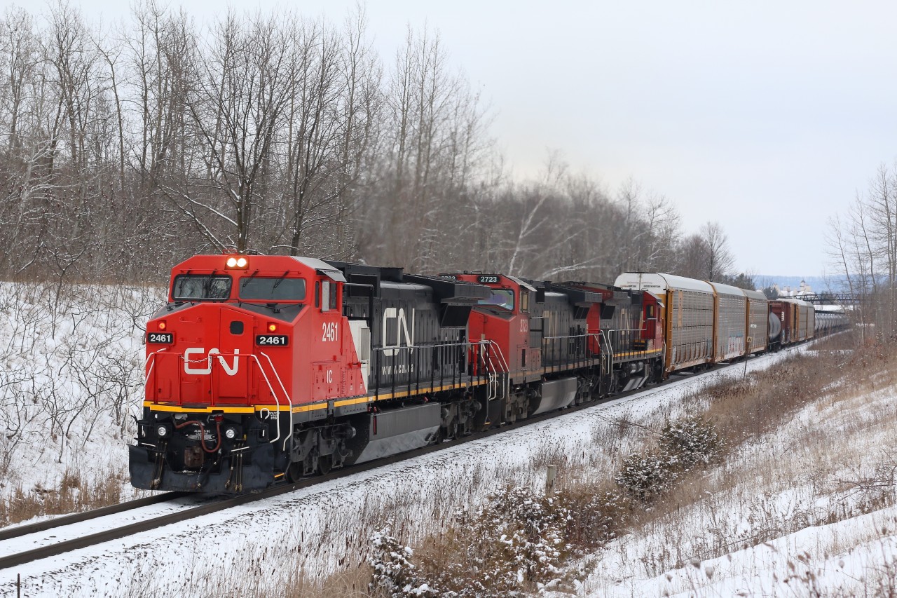 CN train 422 had a nice surprise leading today in the form of a former LMSX Dash8. IC 2461 has recently lost its old blue paint in favour of new CN paint. The working marker lights were an added bonus. This unit is the first CN unit I've seen with alternating ditch lights. The train is seen passing mile 30 at Scotch Block.