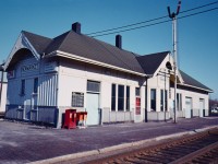 As of this posting it is coming up to 40 years since I stopped to get a photo of CN Newmarket Station. And for some reason I cannot recall ever going back. So this is what it used to look like. As if it was an unassuming little structure set out in the countryside. I'm wondering how it looks today. Perhaps someone on this group can give us a rundown on whether it is still in existence, what it is used for, or what happened to it. I'm not really in the mood to drive there to find out:o) Note the dwarfish Globe & Mail "honor" newspaper box. Put your quarter in and take a paper. This is one of the newer models, I notice. It has cement feet. That box wouldn't last a week in todays' world. And ya wonder why us older guys gripe so much about change........nice white walls for graffiti........