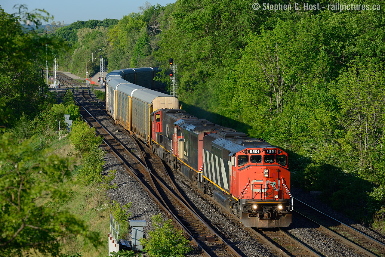 Early bird gets the worm and a few tips for you young kiddies that enjoy sleeping in - the time is 0715 and we've had a full HOUR of beautiful sunlight already - June is the best time to go to the Laking Garden RBG bridge and you MUST get there at the crack of dawn (0615 on the longest days of the year)- the sun wasted no time now that the trees were wiped away in the GO expansion in 2009. You never know what you'll get and I was equally rewarded with this leader. Not to mention most eastbounds on CN run through from 0600 to 0900, by the time some 'fans arrive they've missed everything BUT 331 :). After 0900 the light is generally done and you have to go a bit east at the Berm or Waterdown Rd for better lighting until you have to turn your sights to westbounds in the afternoon.