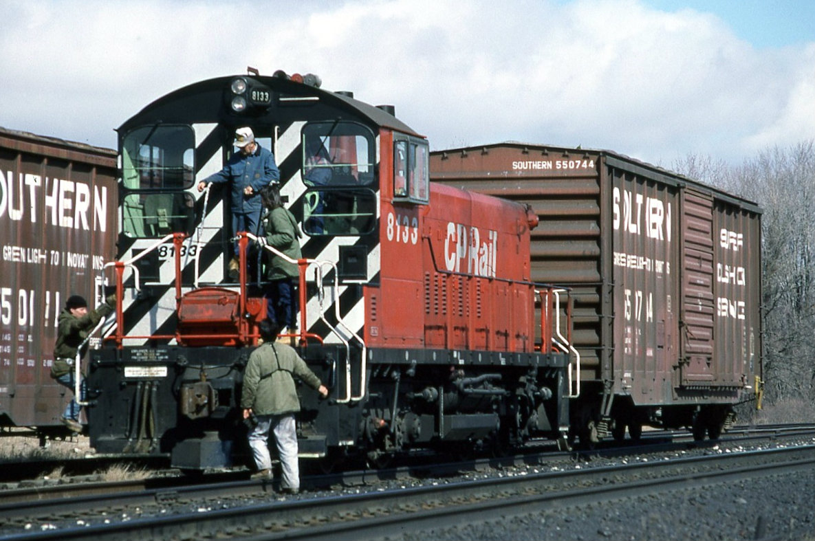 After switching Somerville industries in the east end of London, engineer Don Broadbear talks with the crew of the extra yard  planning there next move. That would be off to GM DD to pick up a pair of new Southern Pacific GP60,s.