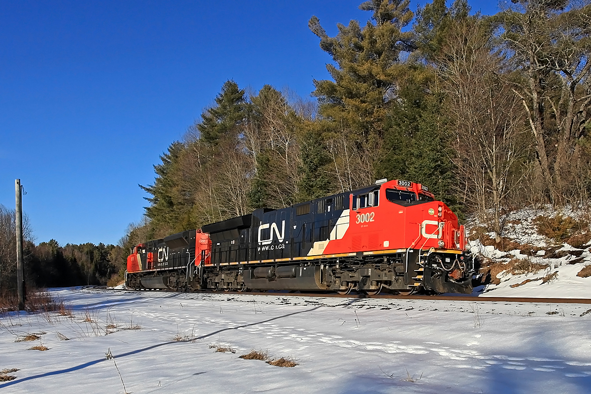 A pair of relatively fresh units roll south through Utterson light power on a pleasant spring evening.
