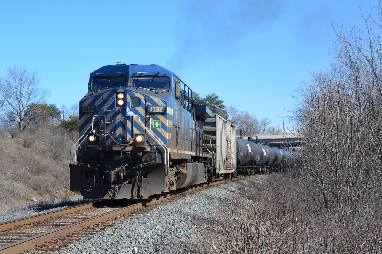Following CP 255 out of Desjardins, CP 647 leads with a solo AC44CW