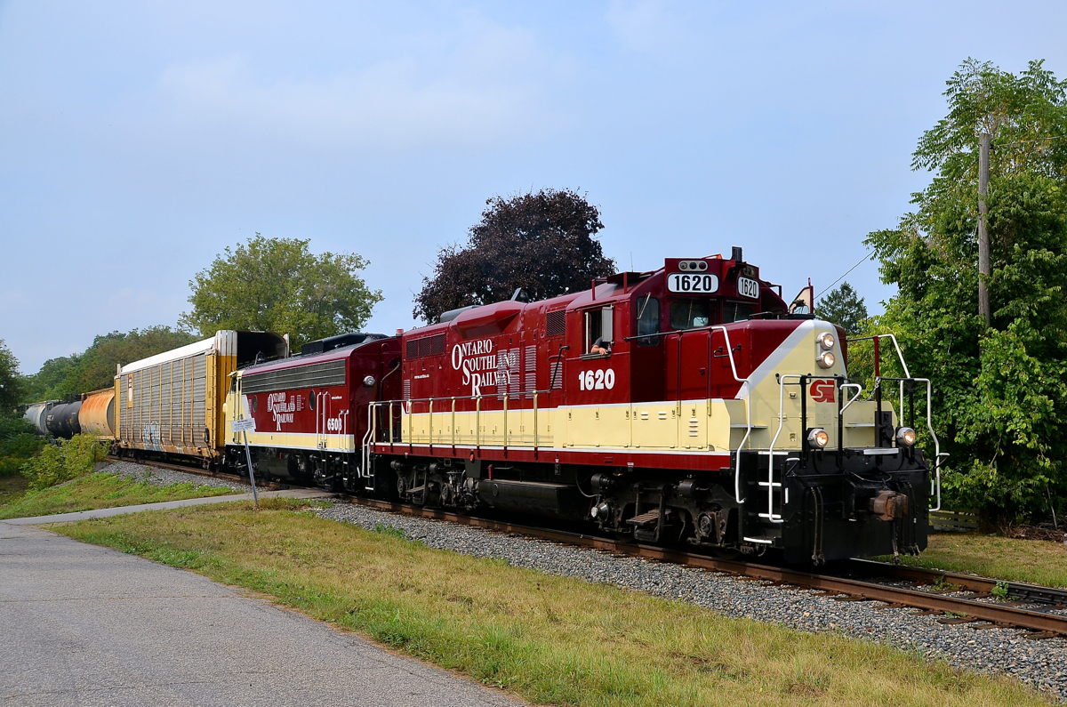 After picking up cars at Putnam and Ingersoll, the OSR Woodstock job is heading to Woodstock to interchange with CP as it heads east. Power is a pair of vintage GMD products in matching paint: GP9 1620 and FP9 6508.