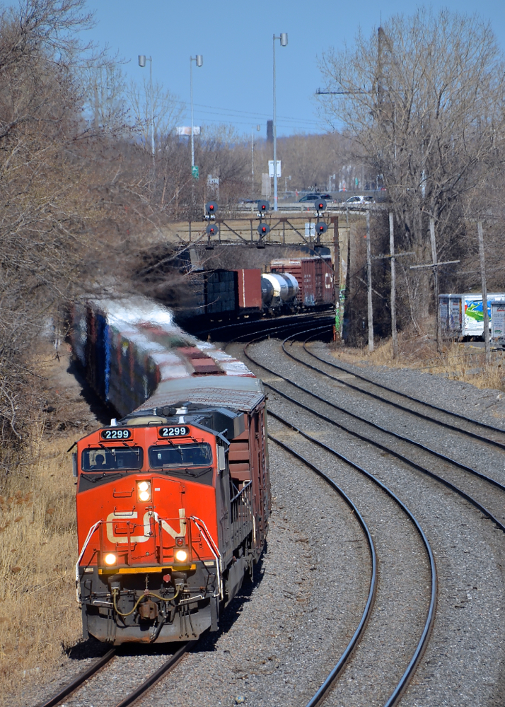 Through a short tunnel and an s-curve. A much shorter than usual CN 401 from Joffre has a single ES44DC (CN 2299) snaking through Montreal West on the transfer track of CN's Montreal sub.