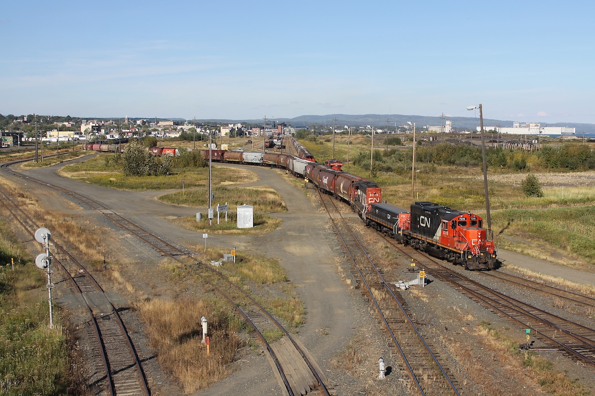 CN 7278 leads a cut of hoppers through the yard at Thunder Bay North prior to servicing one of the grain elevators.