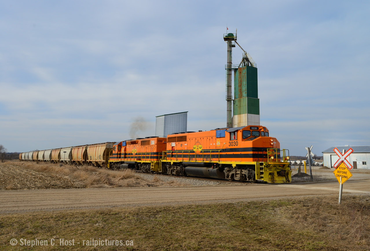We're east of Clinton at an elevator owned by Cargill, extra 581 is giving 'er eastbound at track speed with salt loads. Due to a problem at the mine, salt is or was being trucked from the mine to seaforth for loading, and Compass Minerals paid for a rare extra switch on a Saturday. The crew ran straight to Seaforth from Stratford, lifted loads, set off empties, and ran to Clinton to wye the entire train before heading back to Stratford.