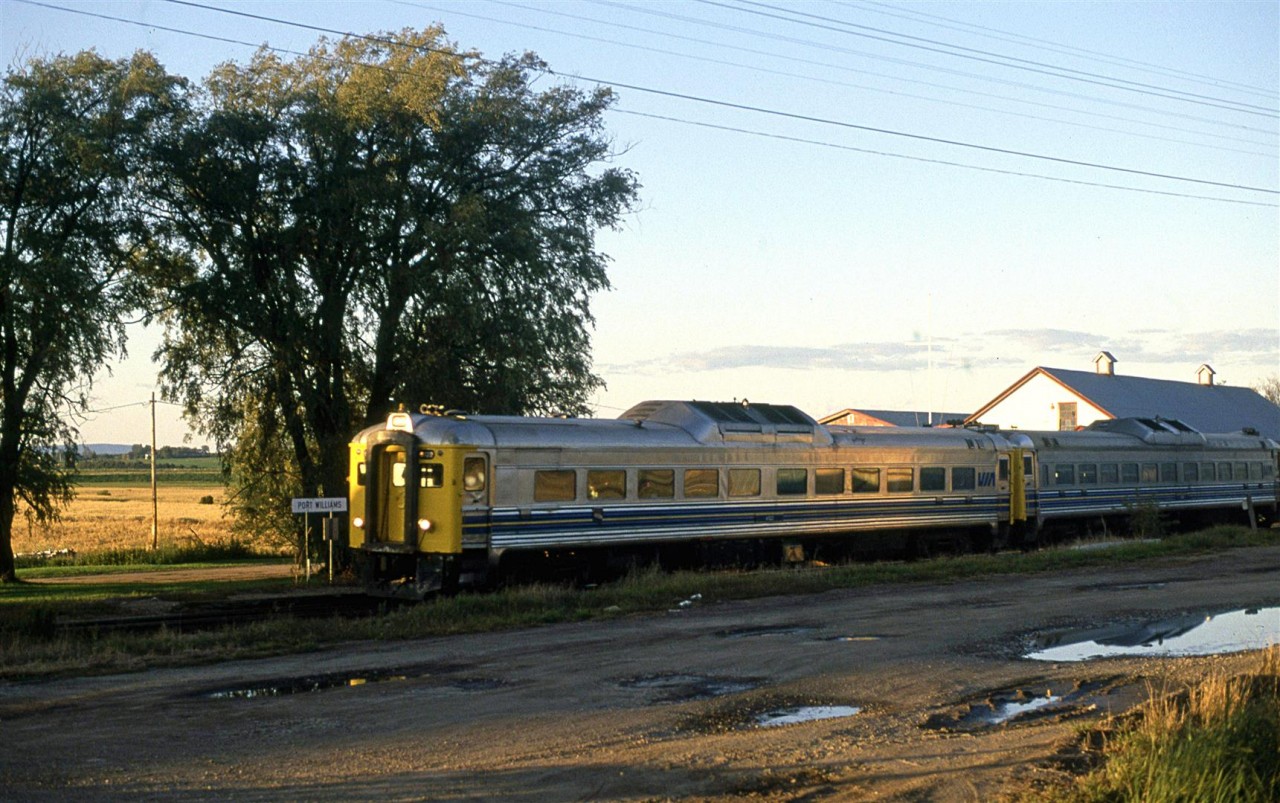 I don't know what train this is but the time was approximately 1700hrs and it was travelling west. This is the DAR in the Annapolis valley just west of Wolfville, NS.