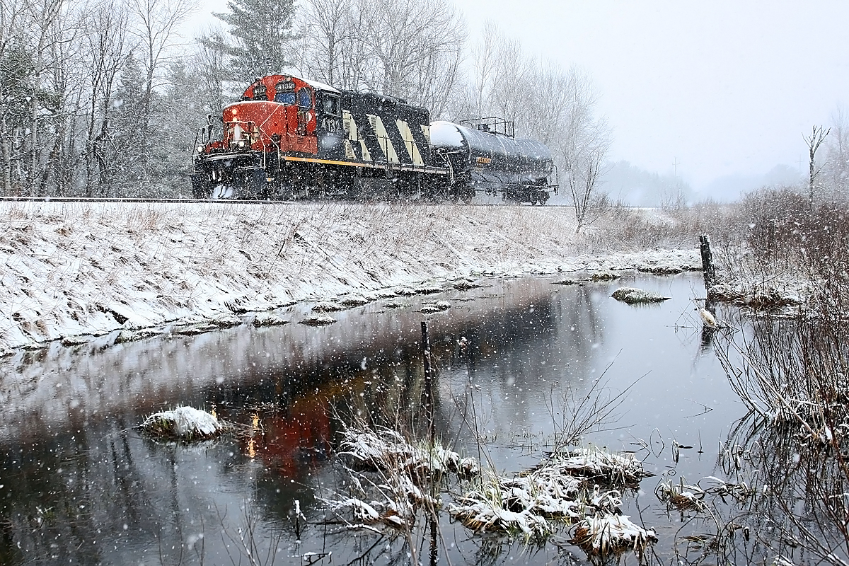 Railpictures.ca Wayne Shaw Photo CN 595 heads south for Longford