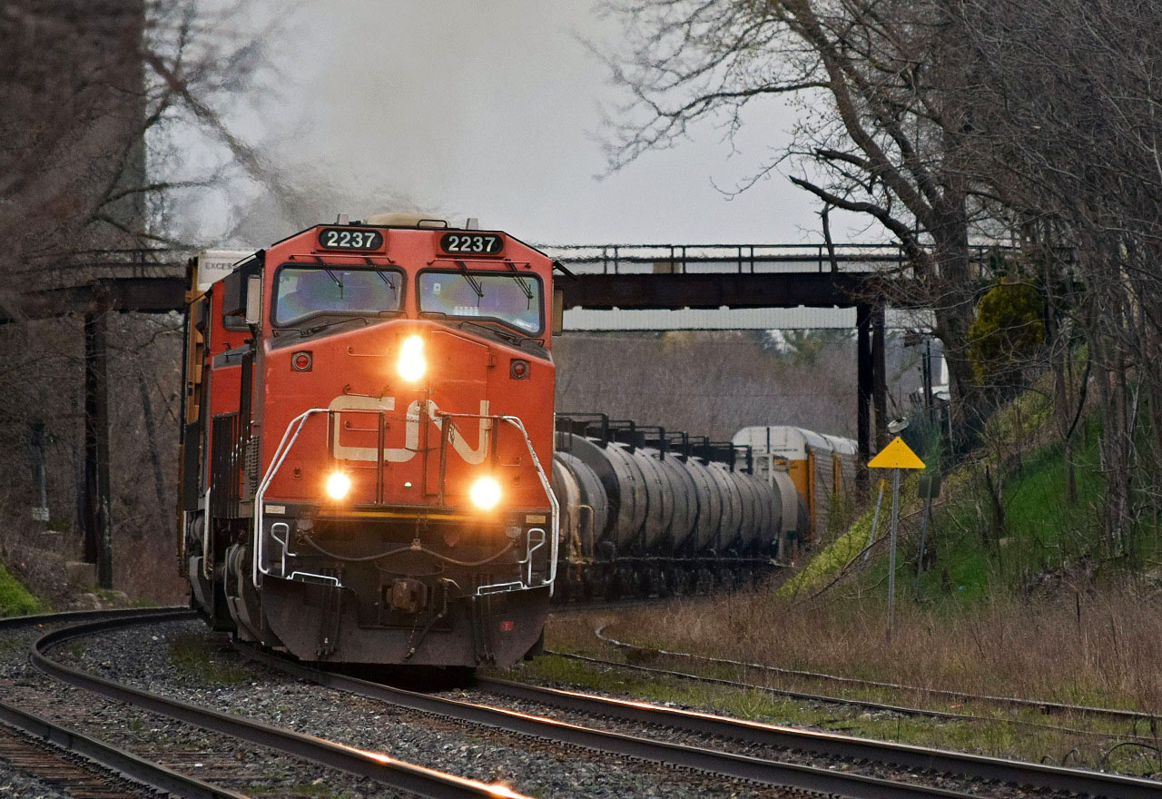 CN 2237 (ES44DC) rounds the bend approaching Woodstock VIA Station.