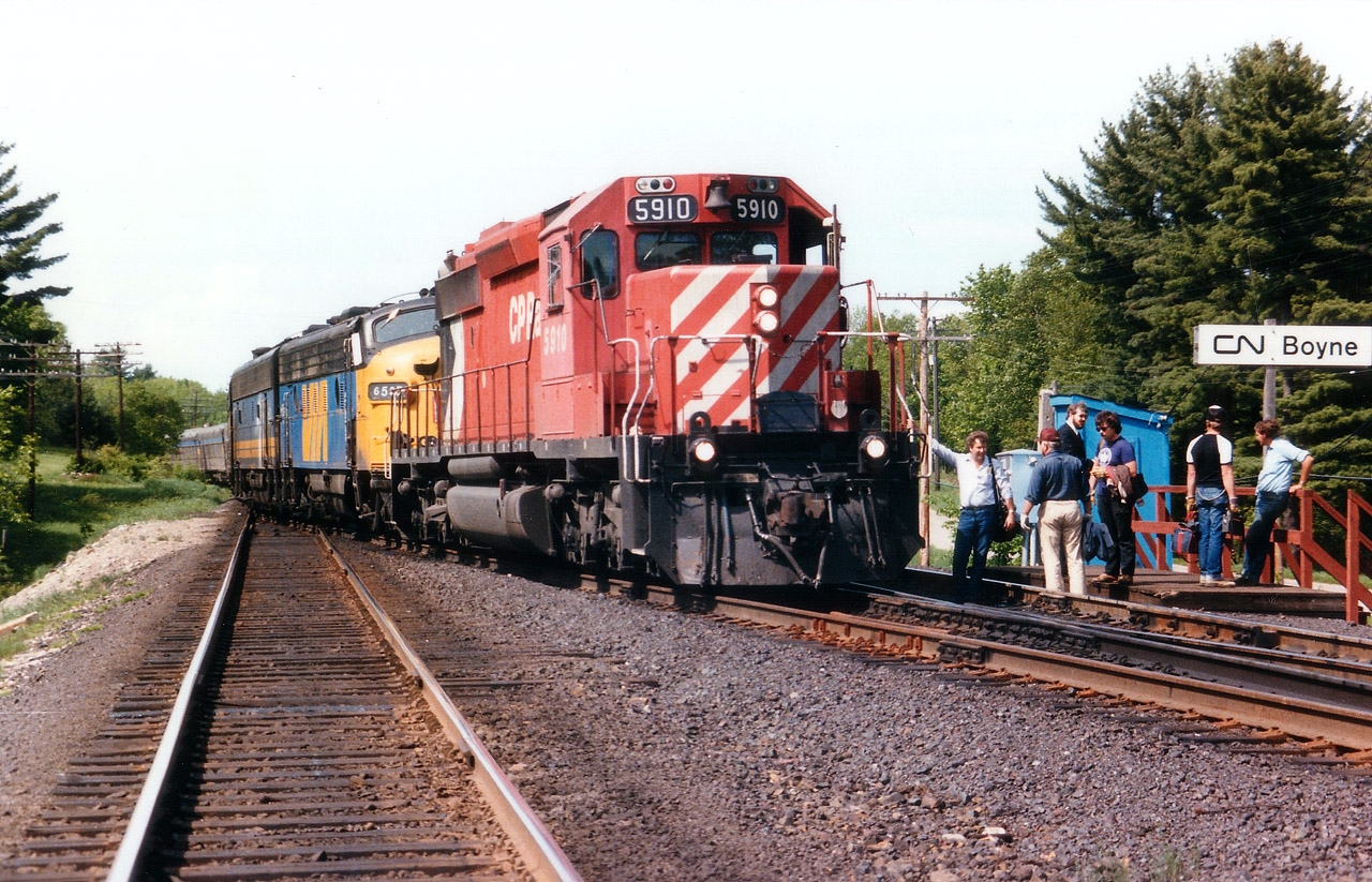 Old equipment, long day. VIA #10, 6525 and 6613 ran into some difficulties on the way down to Toronto from Sudbury, and CP 5910 was pressed into action. The train was about 6 hrs late pulling in at CN Boyne for a crew change. On the left is the CP transcon line, on the right, the CN, and the train is seen stopped on the crossover, as this day we will have CP leading a VIA over CN for the rest of the run to Toronto.