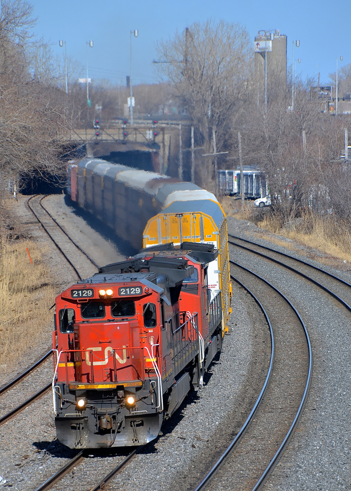Standard cab leader. CN 401 from Joffre Yard had as power the two Dash8 models that CN bought second hand a few years back (ex-UP Dash8-40C's and ex-BNSF Dash8-40CW's). Here CN 2129 & CN 2147 lead 401 through Montreal West.