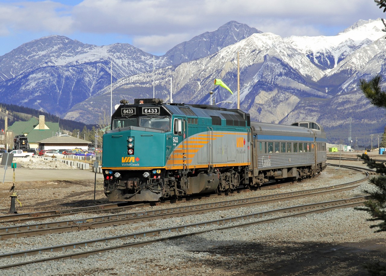 F40PH, VIA 6433 leads train #5 (formerly the "Skeena") away from Jasper for Prince George and Prince Rupert.