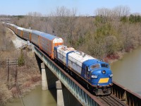 The daily Ontario Southland job to Woodstock has finished dropping its train of hoppers and auto racks in the yard. After a lunch break the train is back on the move with a pair of classic "F" units in charge. Former Railink 1401 and 1400 have just lifted their train of CAMI bound auto racks out of Coakley siding and are now on their way to Ingersol.