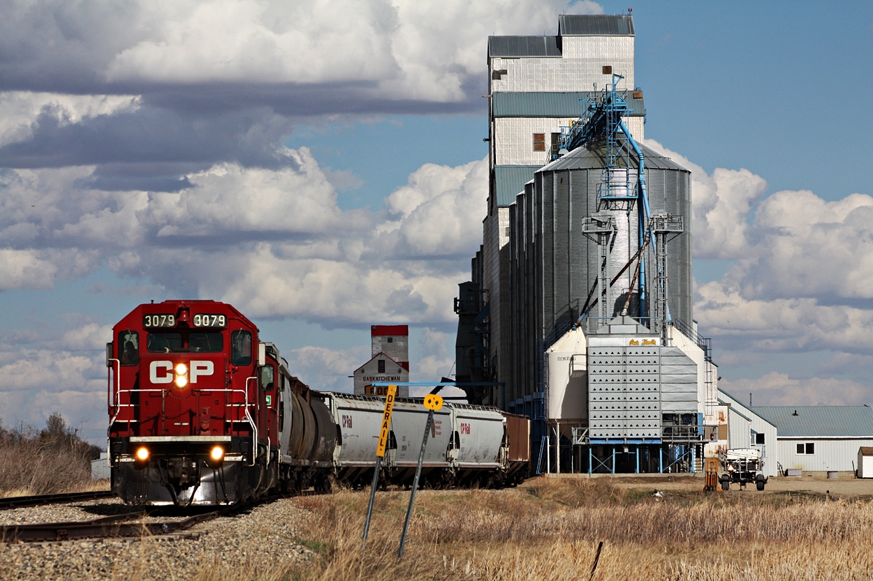 The train doesn't stop here anymore. This photograph of a train I would of seen a hundred times is now a memory and a thing of the past and would be the very last time I photographed CP in Redvers. The rails still hold but the viterra in the foreground is gone.