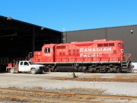 GP9u had been sold and shipped out about 3 weeks ago when it surprisingly came back "home". Here it is getting some welding done from the back of the car repair shop's pickup. It is due to be shipped back to Landisville Pennsylvania soon.