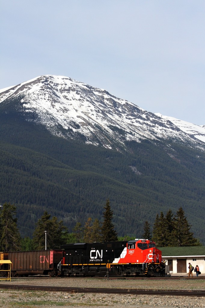 CN 2957 east pulls into beautiful Jasper with empties for a crew change.