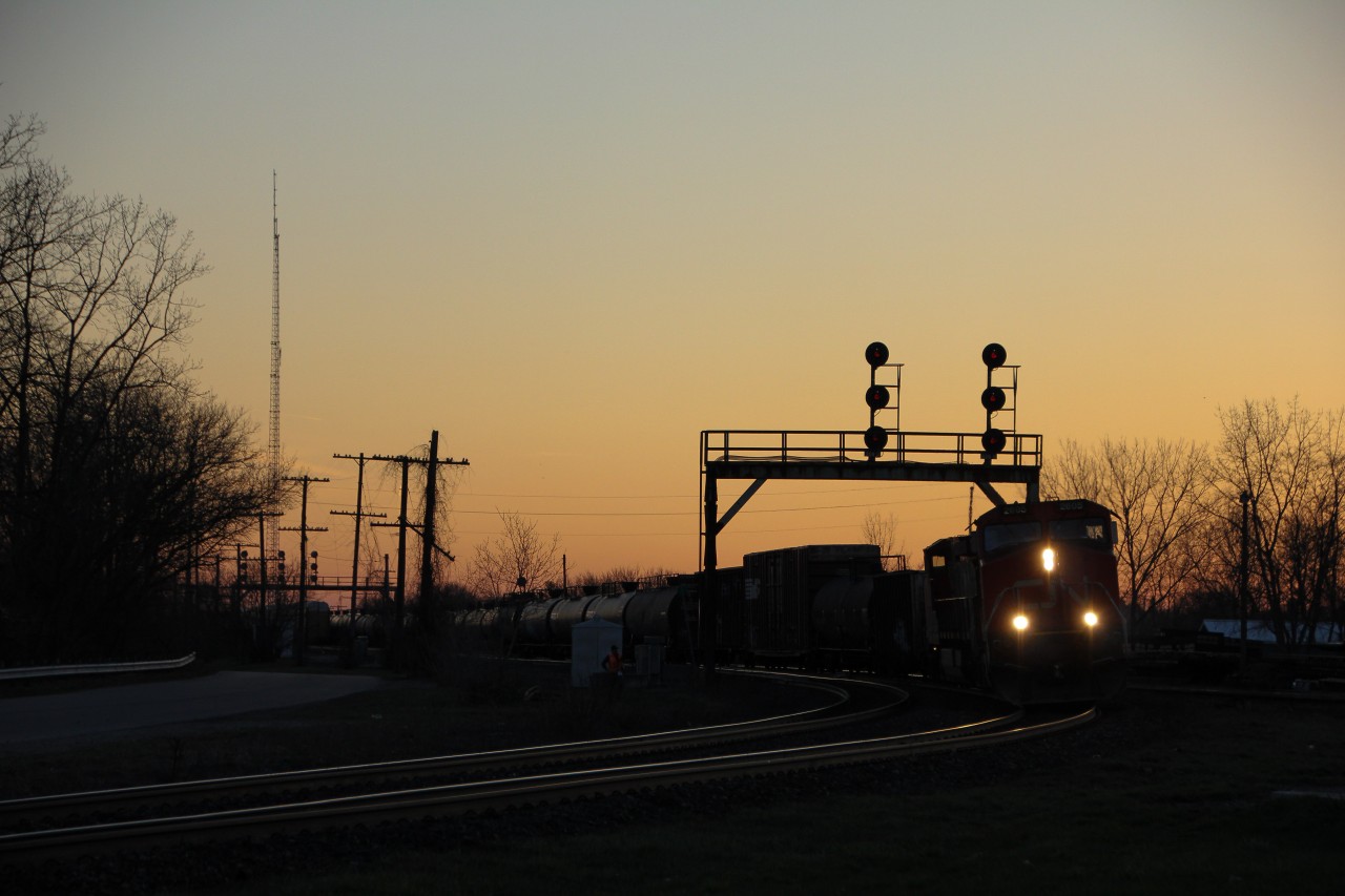 434 departs Paris, in the last minutes of daylight, which was a bit of a scare for me, because it would be my only daylight shot of the evening. Pair of Dash 9s is the power.