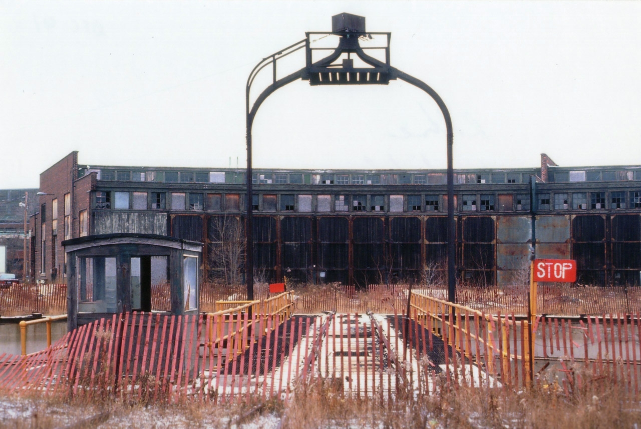 Here is a depressing view. The last days of the old bustling TH&B roundhouse and table at the Chatham St yard in west-end Hamilton, just before demolition. This was such an entertaining place for the fans, but once CP began to tighten up after taking control of the TH&B some years early, the place was declared redundant and was taken down by the end of 1992.