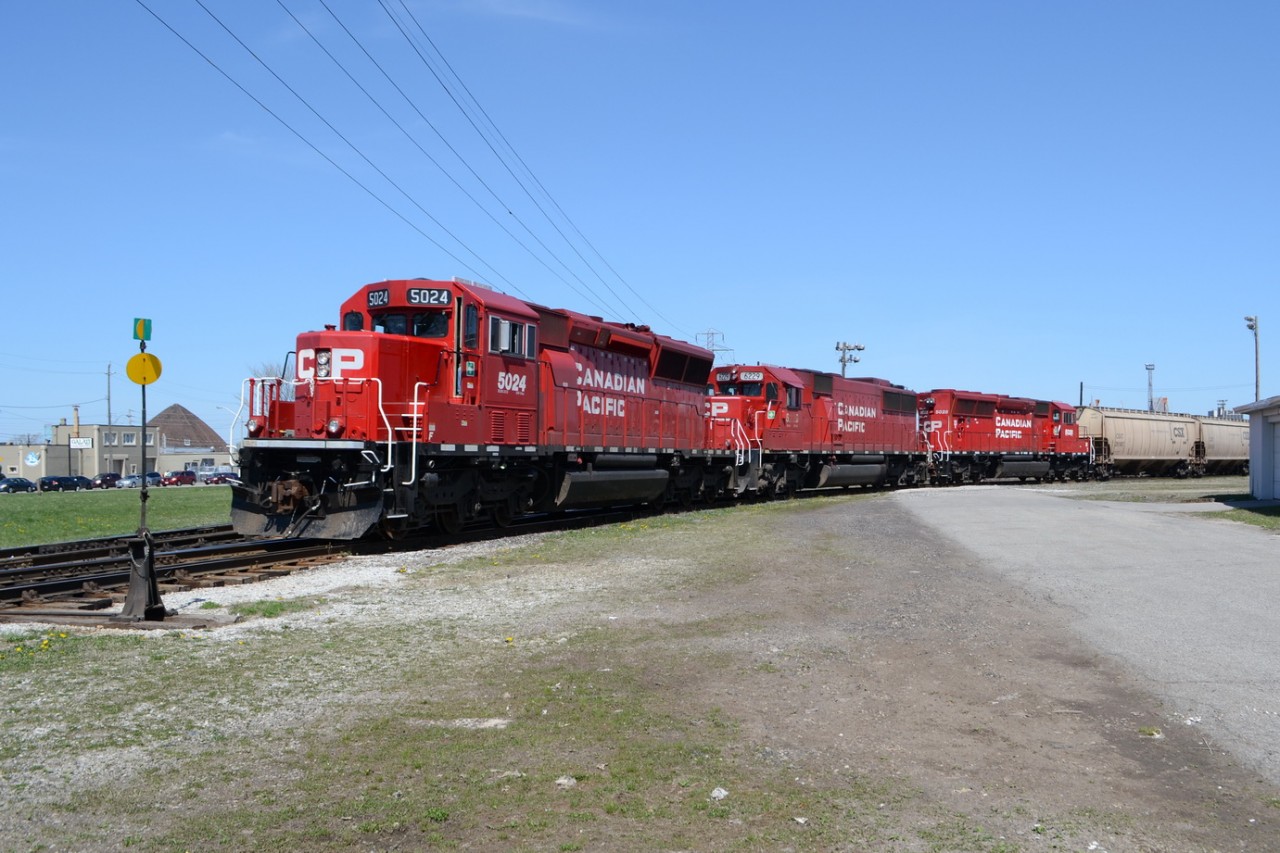 CP 5024, CP 6229, & CP 5028 shove back the second set of grain cars, into CP Windsor Yard, off of the Essex Terminal. Earlier in the week, CP and CSX brought over an empty grain train into Windsor, for ADM out in ETR Ojibway yard.