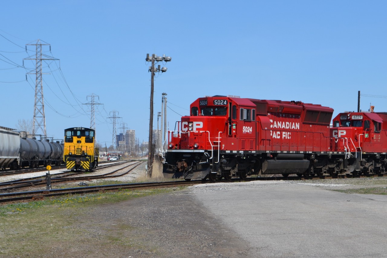 CP 5024 shoves back into the Yard, and it shows ETR 107 sitting on the interchange yard, after being brought back to Canada, after being sent to Michigan for some major mechanical repairs.