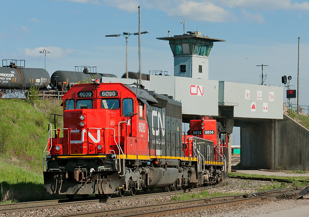 SD40's at the hump ? You bet ! A triple set consisting of a pair of SD40-3's sandwiching a YBU-4 pull CN 305's train out of receiving yard. The YBU-4 is just dead weight and used for additional braking power.