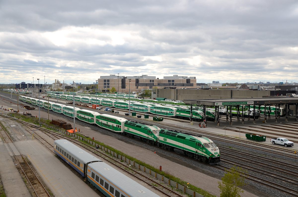 GOT 632 & GOT 646 lead an eastbound past the Willowbrook Yard.