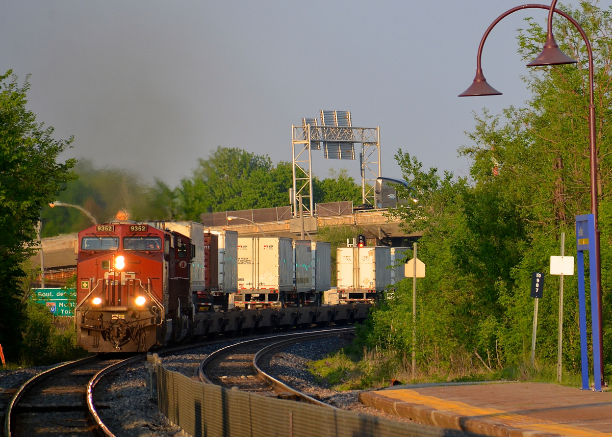 Piggybacks around a curve. CP 9352 leas CP 133 around a curve as it approaches Valois station.