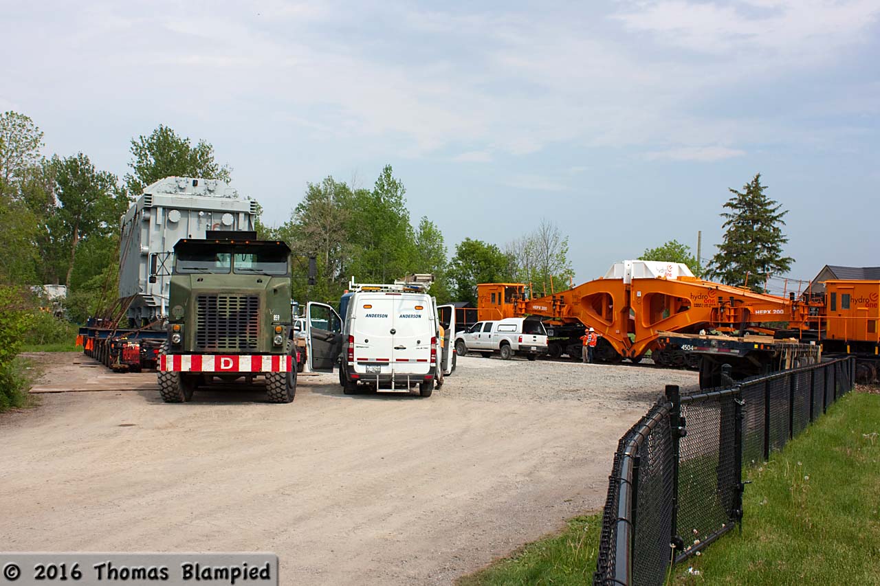 This morning, HEPX 200 was sitting in two pieces at Myrtle Station, having shed its load for Hydro One. By the afternoon, the two halves have been reunited while Anderson have brought in their ex-army truck to tow the loaded float to its final destination.