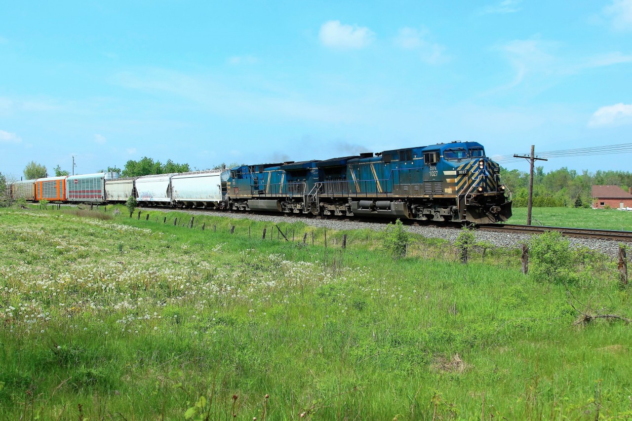 After crossing Victoria Road in Puslinch, a pair of blue birds in CEFX 1027 and CEFX 1031 round the bend and continue their way towards Guelph Junction on route to Hamilton.