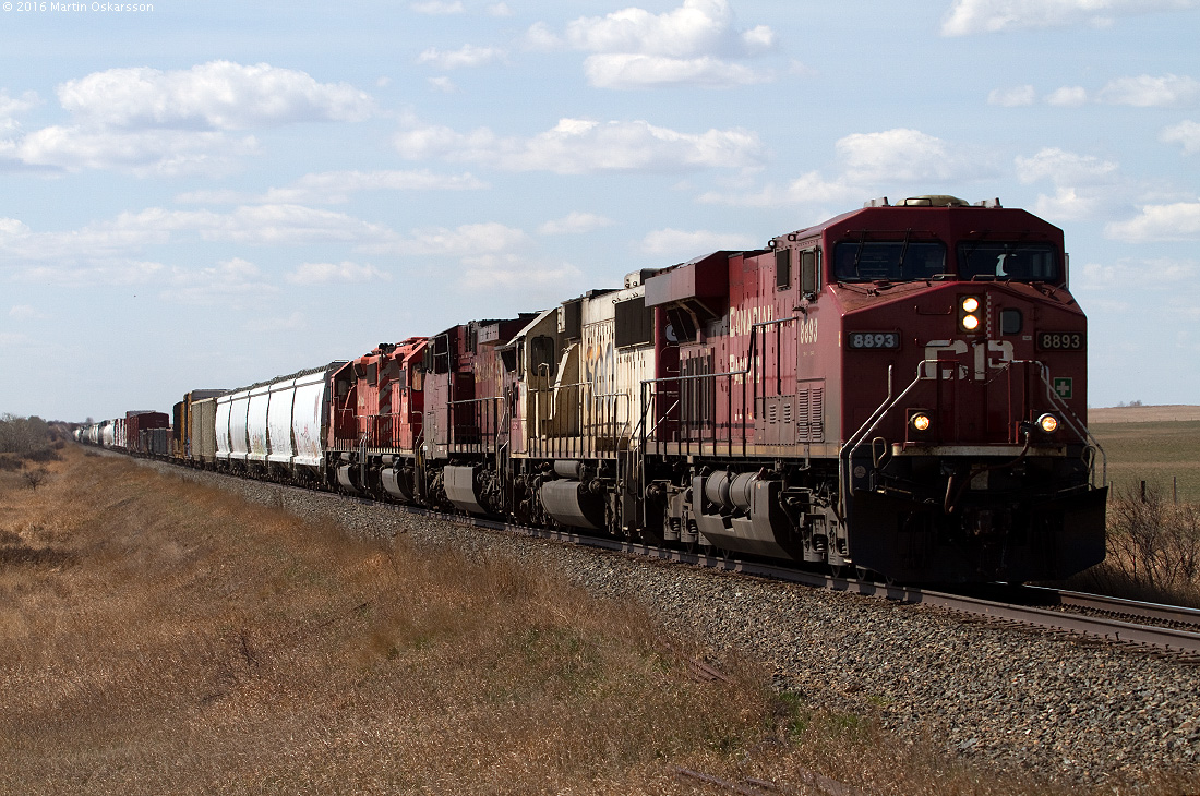 Train 292-16 is eastbound at Crowfoot siding west of Bassano. The locomotive consist is rather interresting with not only a SOO SD60 but also a couple of CP SD40-2 trailing.