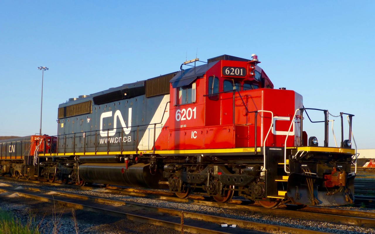 CN/IC SD40-3 6201 is now in regular hump service at Mac Yard. The former Operation Lifesaver unit was built at BN 6761 and rebuilt in 1998 for IC.