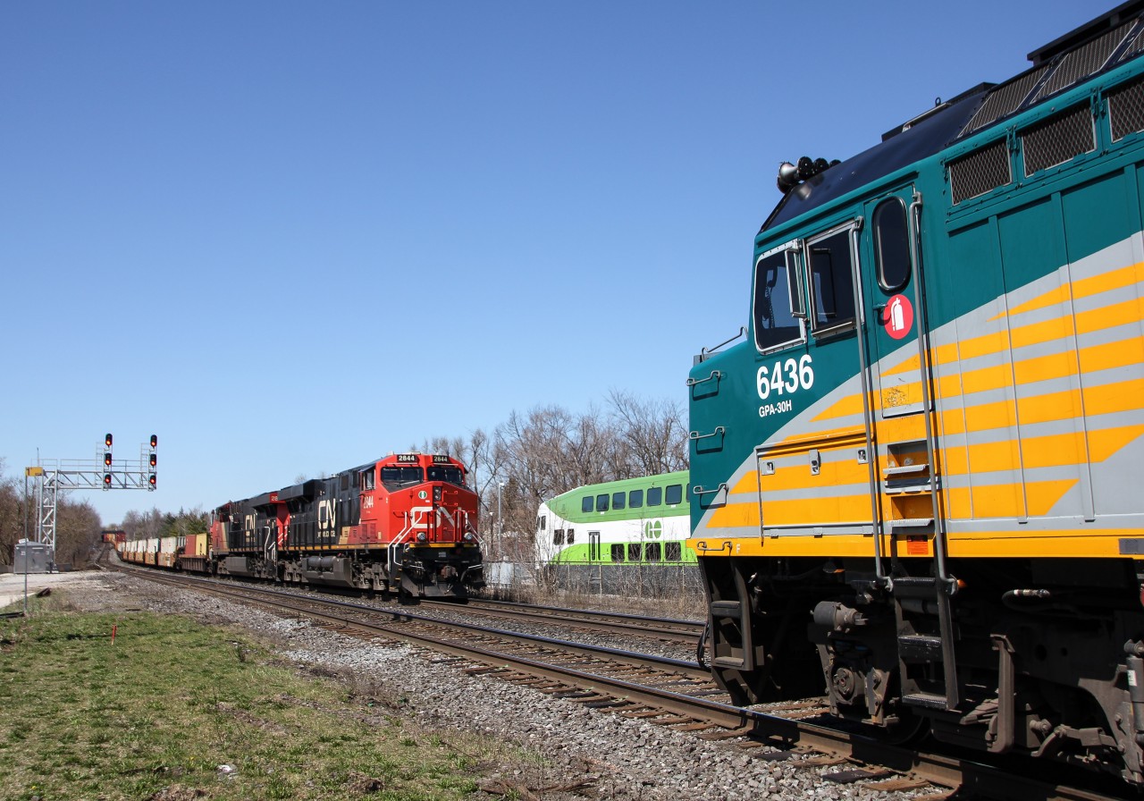85 pauses at Georgetown, waiting on 148 to clear the north track. A new GO Transit cab car sits in the background. So, I guess this is a three train meet ;)