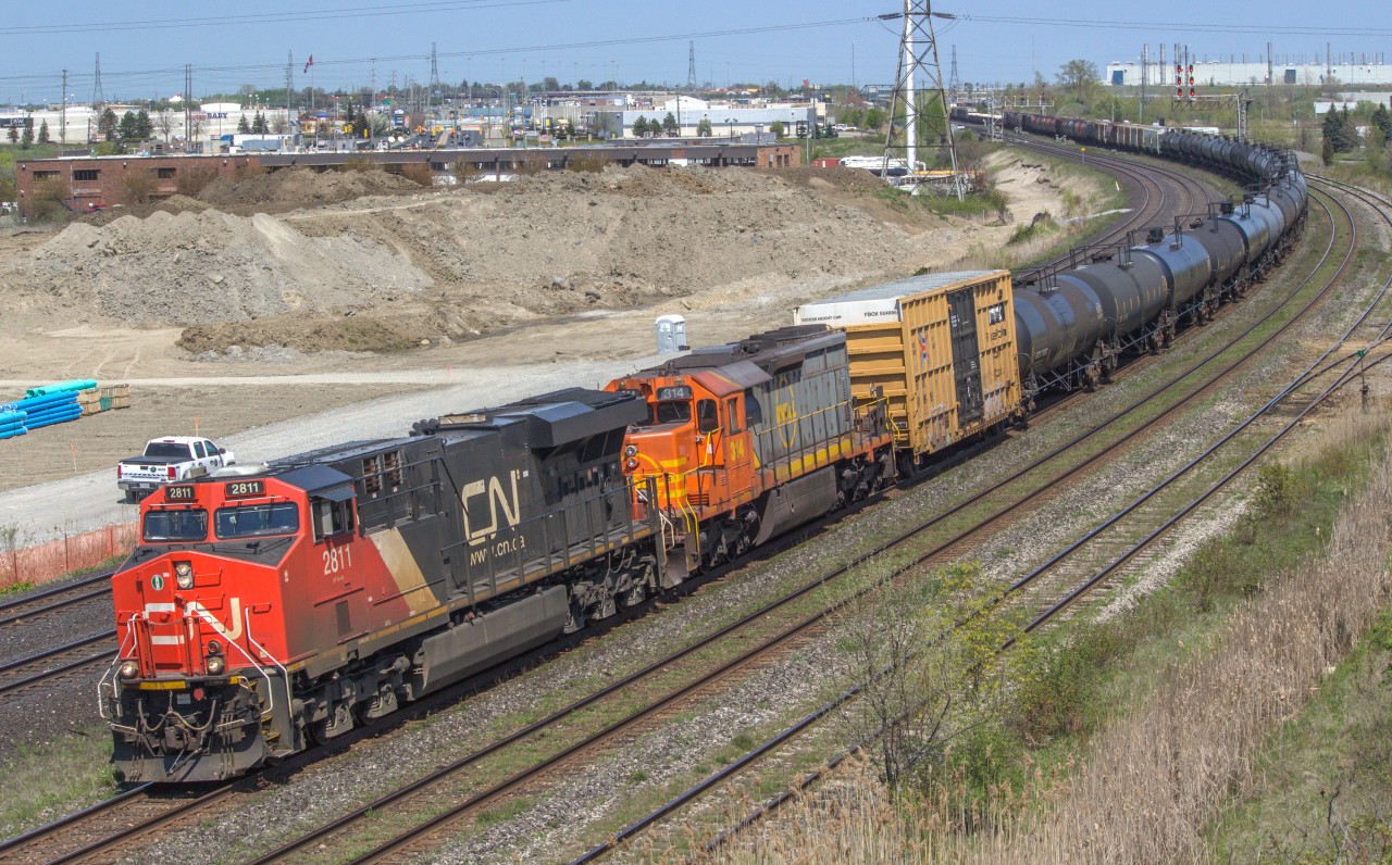 A QNS&L SD40 trails behind an AC GEVO on 305 through Whitby


CN 2811, QNSL 314, DPU CN 2881
