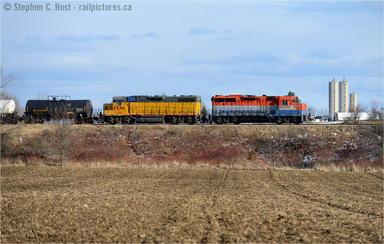West of Guelph again, GEXR 580 is heading back to Kitchener to end another day of switching on this early spring day.